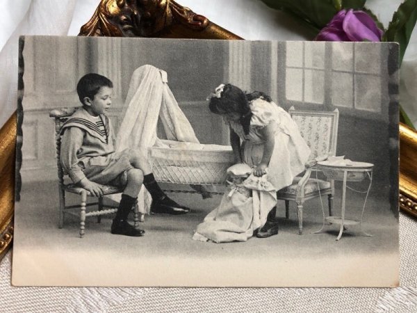 画像2: Postcard アンティークポストカード お人形さんと遊ぶ子ども達 (未使用) (2)