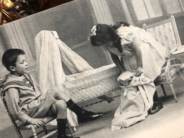 画像3: Postcard アンティークポストカード お人形さんと遊ぶ子ども達 (未使用) (3)