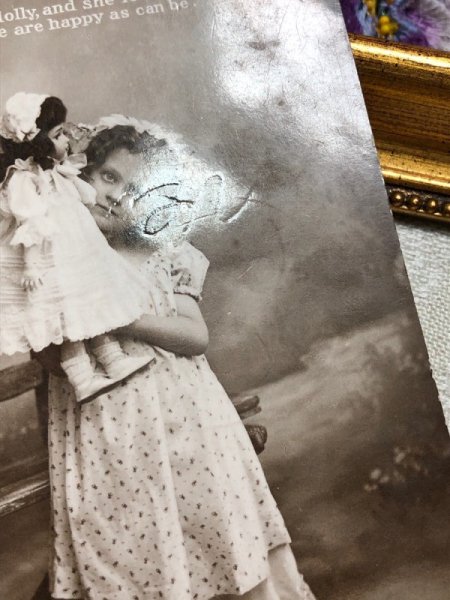 光を当てるとペン痕のような線が見えます。