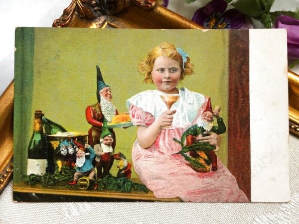 画像2: Postcard アンティークポストカード 祝杯を挙げる女の子とノーム妖精 人形 (未使用) (2)