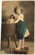 画像1: Postcard　アンティークポストカード　お人形さんを洗う女の子　イギリス1915年 (1)