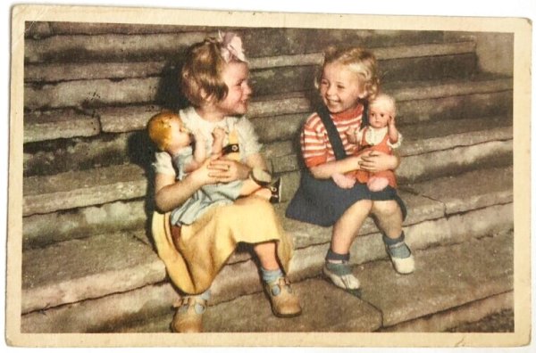 画像1: Postcard　アンティークポストカード　お人形さんと女の子たち　フィンランド1951年 (1)
