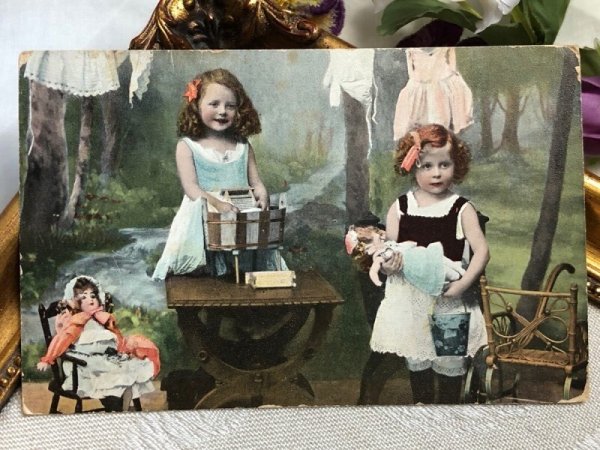 画像2: Postcard アンティークポストカード お人形さんとお洗濯をする女の子たち ドイツ1906年 (2)