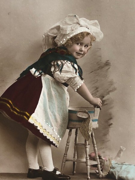 画像3: Postcard アンティークポストカード お人形さんを洗う女の子 お風呂 イギリス1912年 (3)