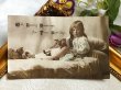 画像2: Postcard　アンティークポストカード　朝の身支度　ベッドの上のお人形さんとぬいぐるみと女の子　イギリス1914年 (2)