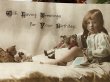 画像3: Postcard　アンティークポストカード　朝の身支度　ベッドの上のお人形さんとぬいぐるみと女の子　イギリス1914年 (3)