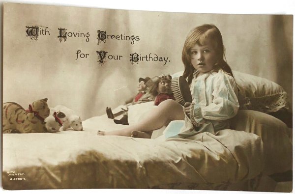 画像1: Postcard　アンティークポストカード　朝の身支度　ベッドの上のお人形さんとぬいぐるみと女の子　イギリス1914年 (1)