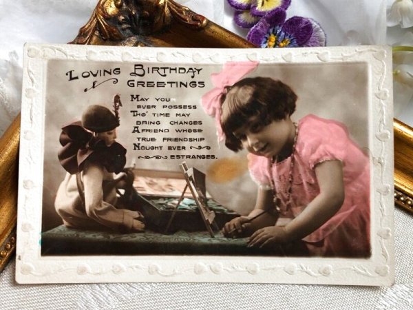 画像2: Postcard アンティークポストカード お人形さんと女の子 絵描き 道化師 イギリス1929年 (2)