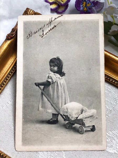 画像2: Postcard アンティークポストカード お人形さんを運ぶ女の子  フランス1903年 (2)