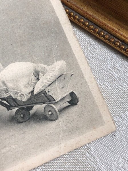 右下角に折れあり。