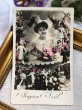 画像2: Postcard　アンティークポストカード　お人形をお花を売る女性　花屋さん　フランス　 (2)