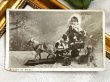 画像2: Postcard　アンティークポストカード　木馬車に乗る小さな女の子と子犬たち 　イギリス1907年 (2)