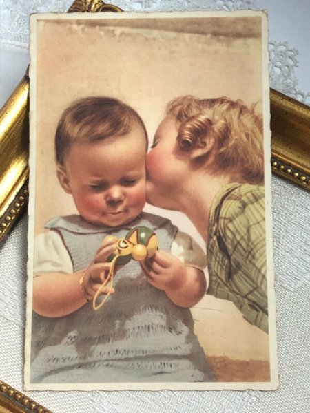 画像2: Postcard アンティークポストカード 男の子にキスをする女の子 姉弟 フランス (2)