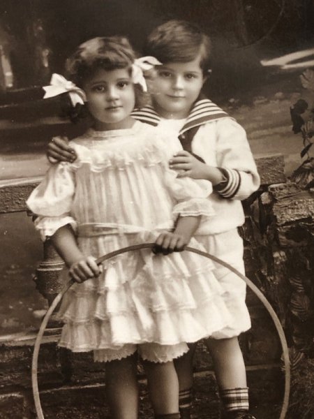 画像3: Postcard アンティークポストカード フープで遊ぶ男の子と女の子 Hoop rolling 写真 (3)