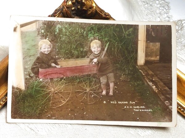 画像2: Postcard アンティークポストカード カートで遊ぶ幼い兄妹 子ども 写真  (2)