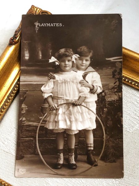 画像2: Postcard アンティークポストカード フープで遊ぶ男の子と女の子 Hoop rolling 写真 (2)