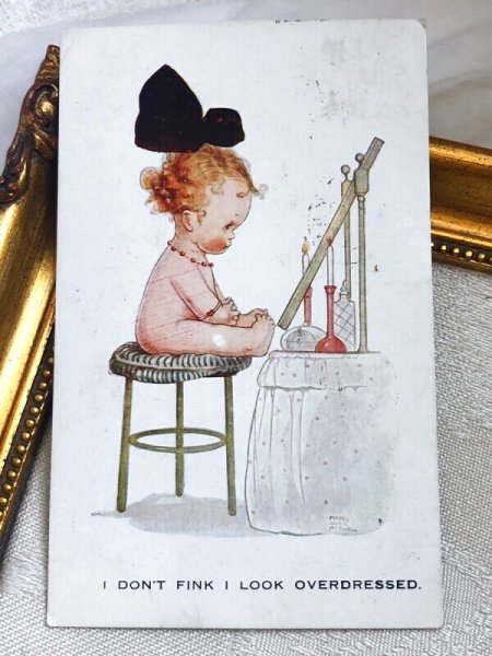 画像2: Postcard  アンティークポストカード 鏡の前の女の子 Mable Lucie Attwell  (2)