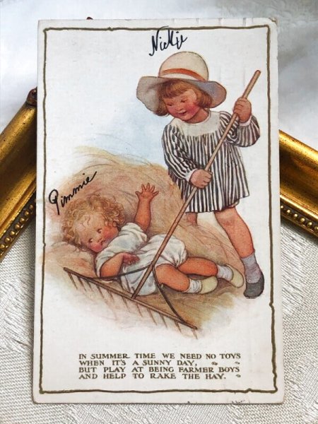 画像2: Postcard アンティークポストカード 干し草で遊ぶ子ども達 1923年 Susan B Pearse (2)
