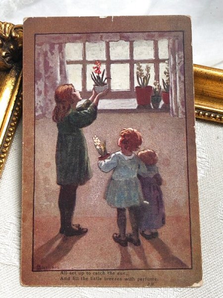画像2: Postcard アンティークポストカード 窓際にお花を置く女の子たち   Sybil Barham (未使用) (2)