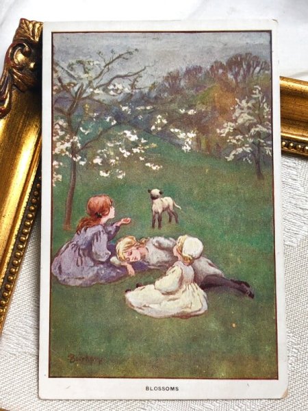 画像2: Postcard アンティークポストカード お花の下で寛ぐ女の子と子羊 Blossoms /  Sybil Barham (2)