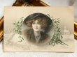 画像2: Postcard　アンティークポストカード　クリスマス　帽子の女性　ヤドリギ　 R.R.Wichera　M.M.VIENNE （未使用） (2)
