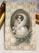 画像2: Postcard　アンティークポストカード　クリスマス　ヴェールの女性　ホーリー　猫  R.R.Wichera　M.M.VIENNE  (2)