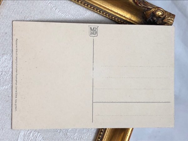 中央にうっすらと紙の剥がれた痕あり。