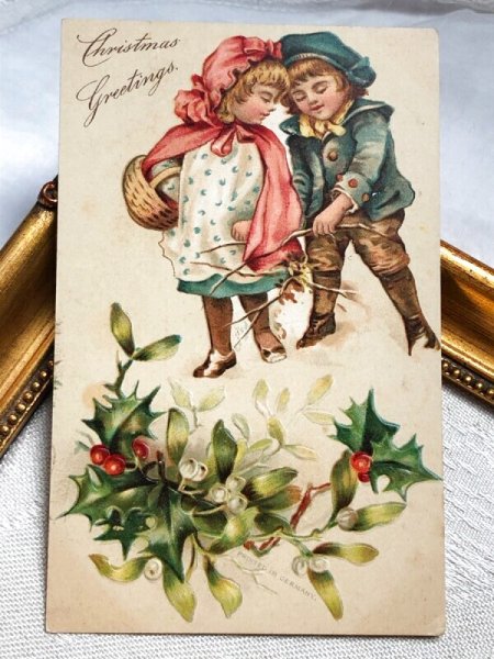 画像2: Postcard  アンティークポストカード クリスマス 赤ずきんちゃん風の女の子と男の子 ホーリー ヤドリギ  (2)
