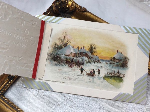 ブックレットの中にあるはずのページ（紙）が取れてしまってます。