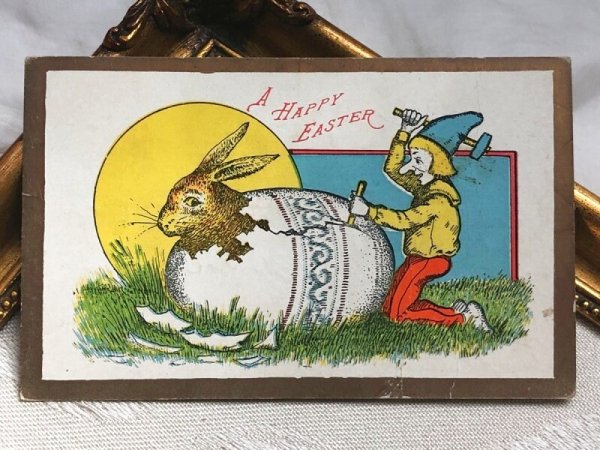 画像2: Postcard アンティークポストカード イースター 大きな卵を割る小人妖精(ノーム) ウサギ (2)