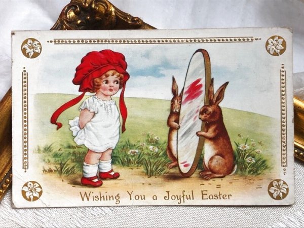 画像2: Postcard アンティークポストカード イースター  赤い帽子を試着する女の子と鏡を持つウサギさん (2)