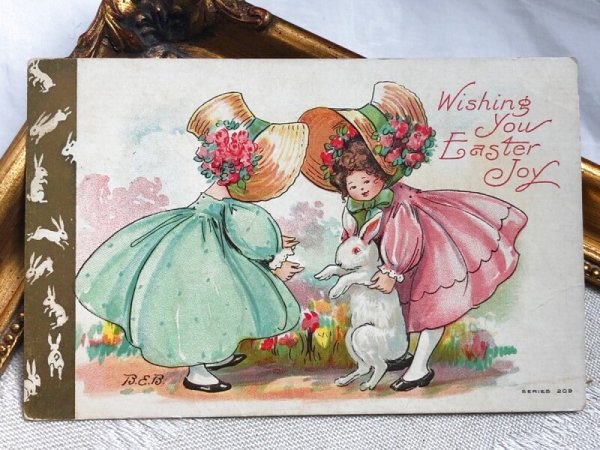 画像2: Postcard アンティークポストカード イースター  ウサギさんと帽子の女の子たち 1912年 (2)
