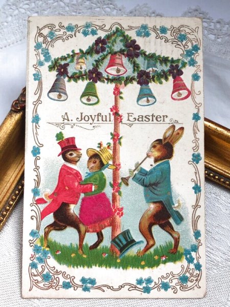画像2: Postcard アンティークポストカード イースター  ラッパを吹くウサギさんとダンスをするウサギさん シルク貼り 1911年 (2)