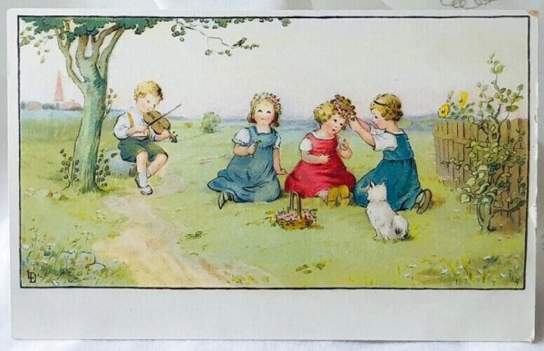 画像1: Postcard 　アンティークポストカード   野原で遊ぶ子どもたち　花輪　猫　バイオリン　Lia Doring 　（未使用） (1)