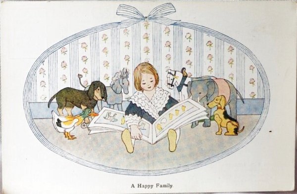 画像1: Postcard 　アンティークポストカード  Happy Family　しあわせな家族　絵本を読む女の子　ダックスフンド犬　木馬　ぬいぐるみ　H. Willebeek Le Mair 　（未使用） (1)