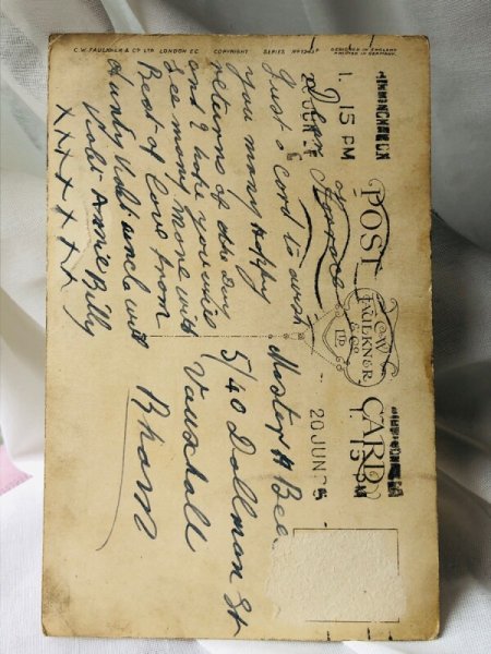 画像2: Postcard アンティークポストカード お人形さんにおやすみのキスをする女の子 Susan B Pearse (2)