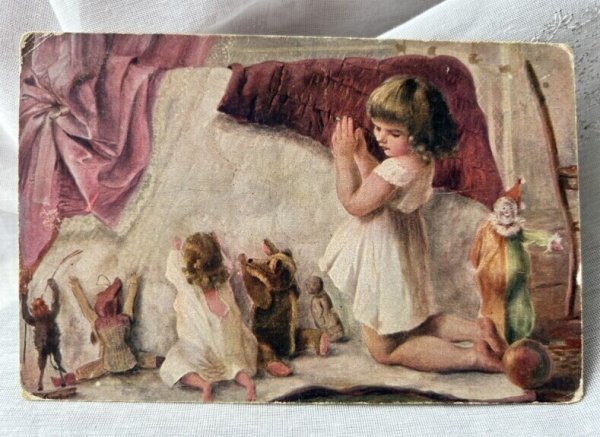 画像1: Postcard　アンティークポストカード　みんなでお祈りをする女の子　お人形　テディベア　操り人形　道化師 (1)