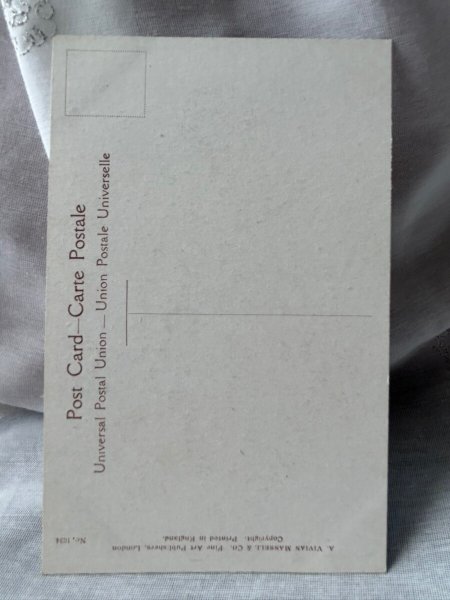 画像2: Postcard アンティークポストカード ニワトリとヒヨコにミミズを与える子ども Nina Brisley(未使用) (2)
