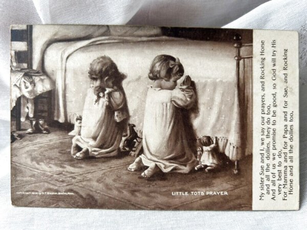 画像1: Postcard　アンティークポストカード　みんなでお祈りをする子どもたち　お人形　（未使用） (1)
