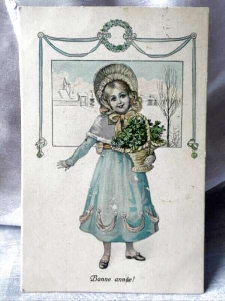 画像1: Postcard　アンティークポストカード　新年祝い　四つ葉のクローバーのパニエを持つ女の子　ベルギー1907年　ウィーン趣味風 (1)