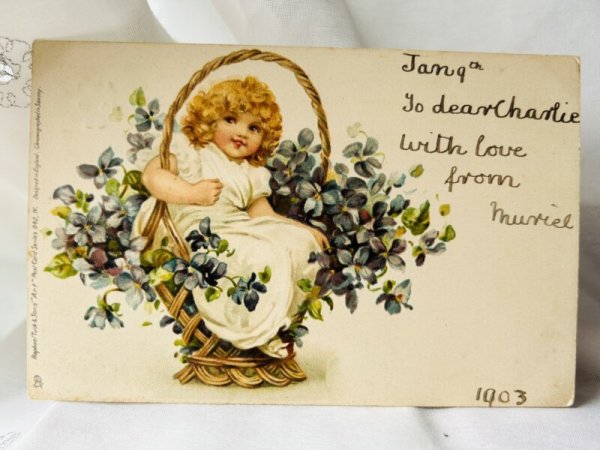 画像1: Postcard  アンティークポストカード　スミレのお花かごの中の女の子　パニエ　イギリス1903年　F.Brundage (1)