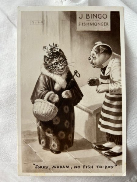 画像1: Postcard　アンティークポストカード　魚屋さんに魚を買いに来た猫のおばあさん　ブルドッグの魚屋さん　Bestall (未使用) (1)