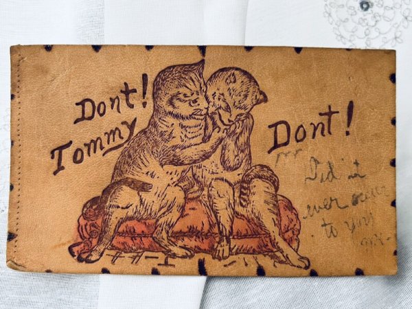 画像1: Postcard　アンティークポストカード　トミー、やめて！　2匹の猫　本革製 (1)