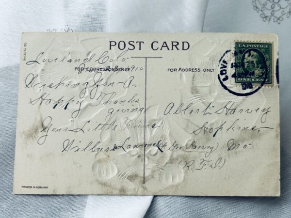 画像2: Postcard アンティークポストカード 破れた穴から顔を出した3匹の子猫 (2)