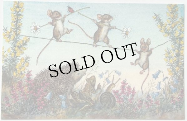 画像1: Postcard  ビンテージポストカード　ネズミさんの綱渡り　Molly Brett　(未使用) (1)