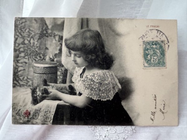 画像1: Postcard    アンティークポストカード　子猫と女の子　レース　フランス1904年 (1)