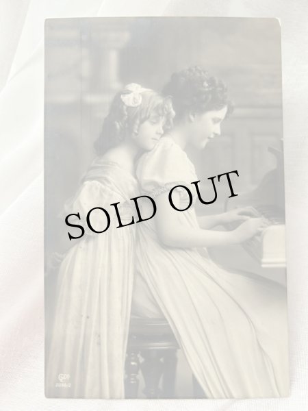 画像1: Postcard    アンティークポストカード　ピアノを弾く女性と女の子　1909年  Grete Reinwald (1)