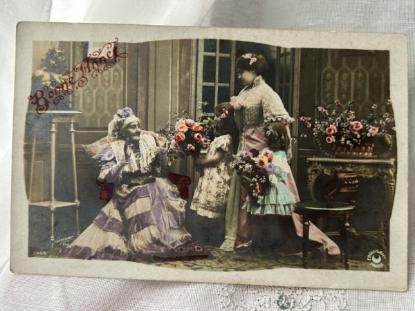 画像1: Postcard    アンティークポストカード　写真　お婆様にバラの花束を渡す女の子　フランス (1)