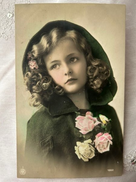 画像1: Postcard    アンティークポストカード　美しい女の子　フード　薔薇 (1)