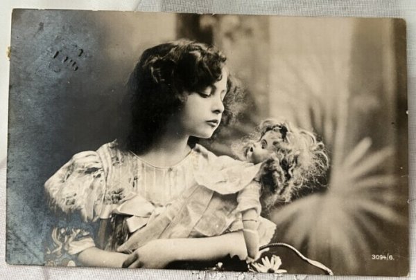 画像1: Postcard    アンティークポストカード　写真　お人形さんと女の子　イギリス1907年 (1)